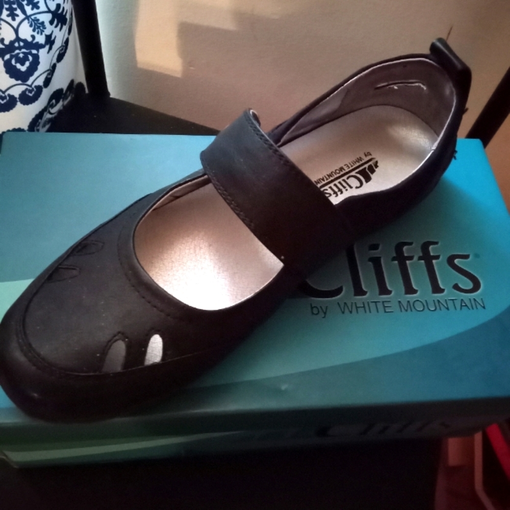 Cliffs black flat sandle